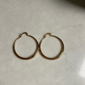 Tapered and sublet etched yellow gold high polish earrings